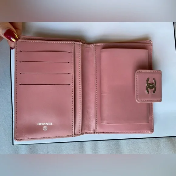 Chanel embossed leather wallet - Picture 5 of 9